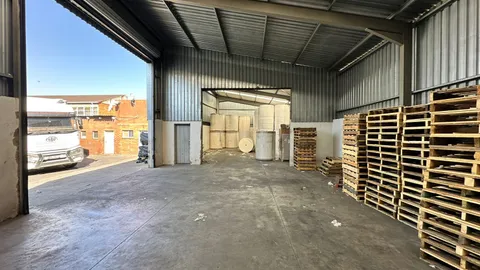 205 Sheffield Road, Wadeville has a 490m² Industrial Unit Available To Let (5)